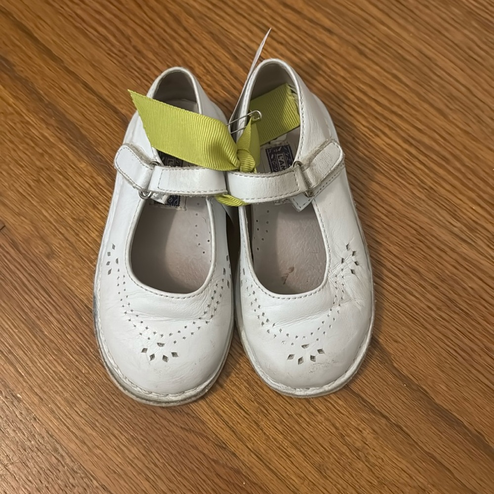 Lamour size 6 white leather shoes. Velcro strap. Mary Janes